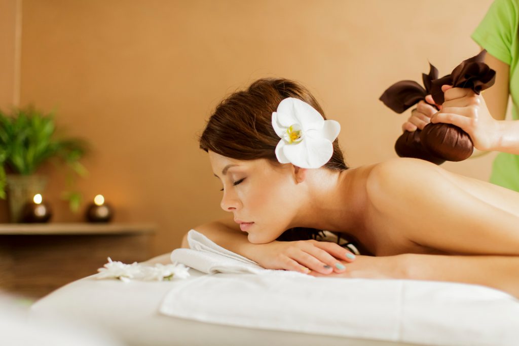 lady-getting-medical-massage